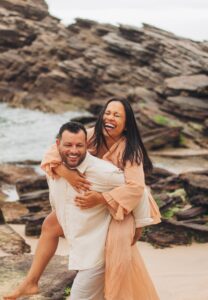 Casal em ensaio pre-wedding na praia de Búzios