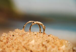 Casal em ensaio pre-wedding na praia de Búzios