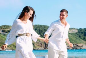 Casal em ensaio pre-wedding na praia de Búzios
