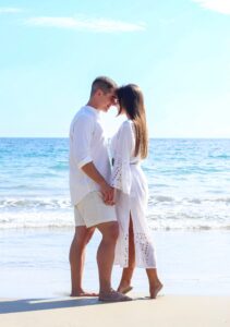 Casal em ensaio pre-wedding na praia de Búzios