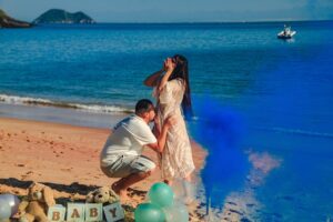 Fotógrafa Marina Montes registrando ensaio gestante à beira-mar em Búzios