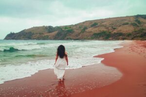 Fotógrafa Marina Montes realizando ensaio fotográfico na praia de Búzios