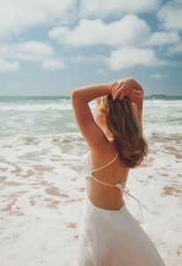 Ensaio feminino na praia em Búzios feito por Marina Montes