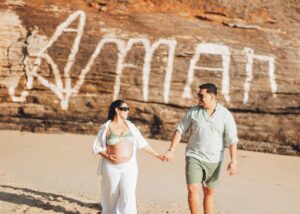 Fotógrafa Marina Montes registrando ensaio gestante à beira-mar em Búzios