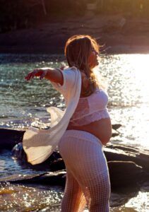 Fotógrafa Marina Montes registrando ensaio gestante à beira-mar em Búzios