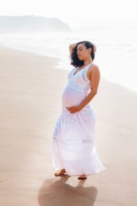 Fotógrafa Marina Montes registrando ensaio gestante à beira-mar em Búzios