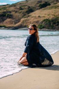 Retrato feminino na praia de Búzios com luz suave e natural