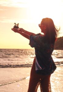 Ensaio feminino na praia em Búzios feito por Marina Montes