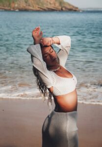 Retrato feminino na praia de Búzios com luz suave e natural